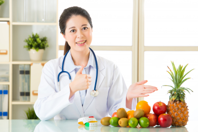 nutritionist recommending eating fruits